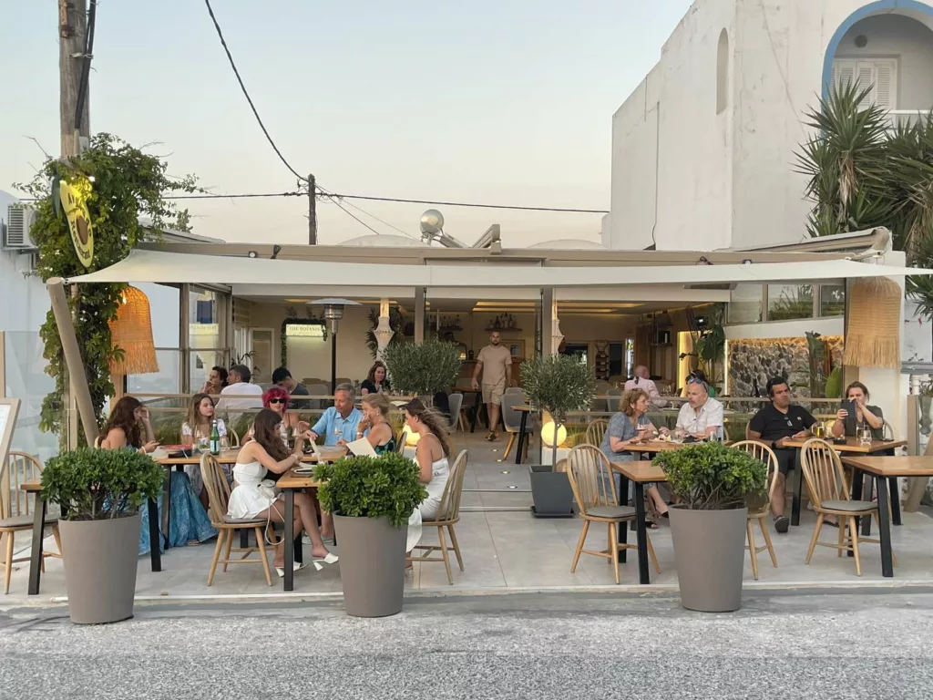 La terrasse de l'Avocado Restaurant, en plein cœur d'Imerovigli