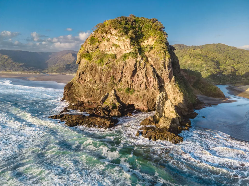 Lion Rock, le rocher emblématique de Piha Beach