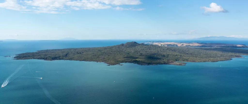 Découvrez l'île de Rangitoto, au large d'Auckland