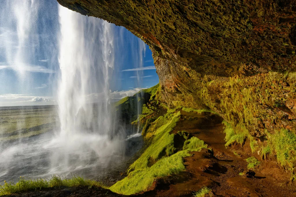 Découvrez l'incroyable cascade de Seljalandsfoss en Islande