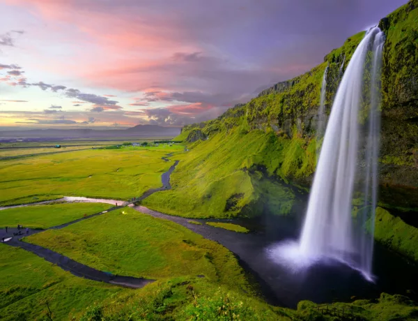 Découvrez l'incroyable cascade de Seljalandsfoss en Islande