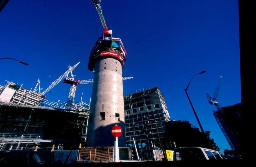L'Auckland Sky Tower durant sa construction, à la fin des années 1990