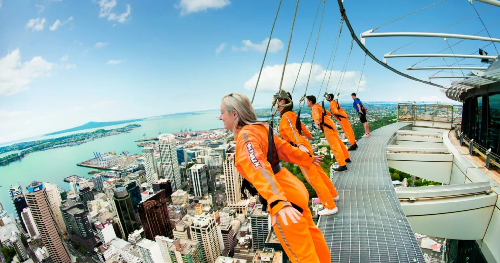 Oserez-vous faire la Skywalk sur le sommet de l'Auckland Sky Tower ?
