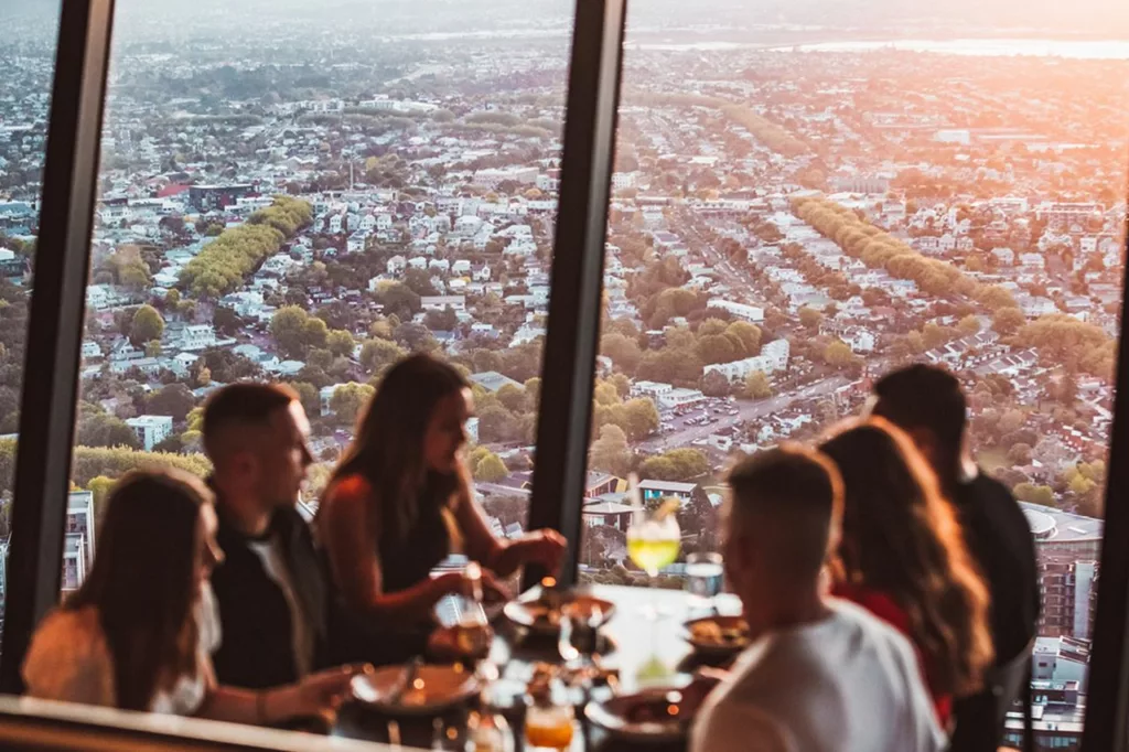 Profitez d'un repas convivial qui tourne à 360 degrés