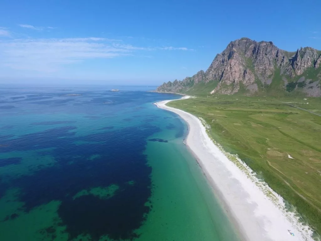 La superbe plage de sable blanc de Bleik