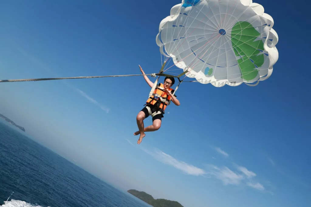 Des activités bruyantes à Surin Beach