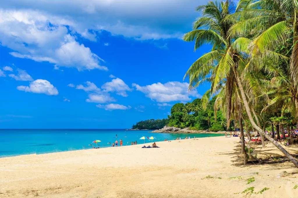 Découvrez la plage de Surin Beach à Phuket en Thaïlande