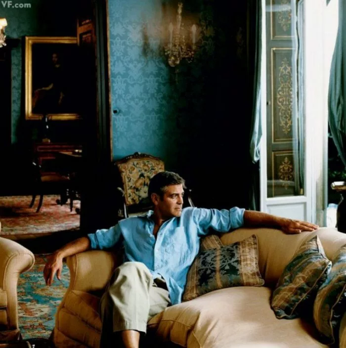 George Clooney dans son salon, au lac de Côme