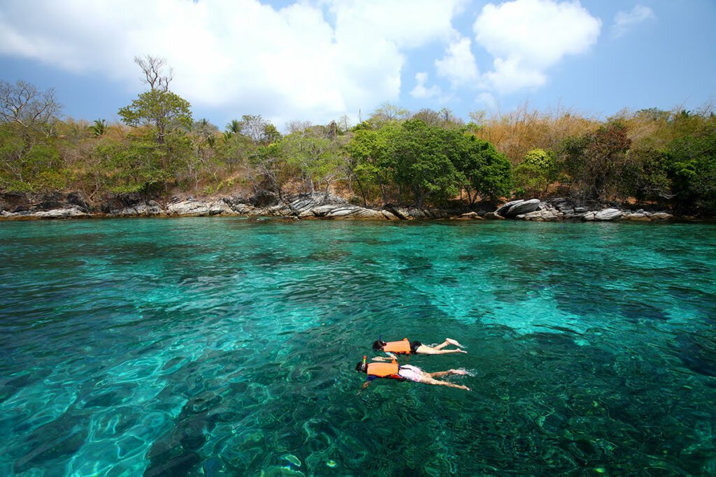 Faites du snorkeling dans cette petite baie tranquille