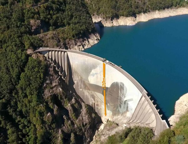 Saut à l'élastique depuis le barrage de Verzasca