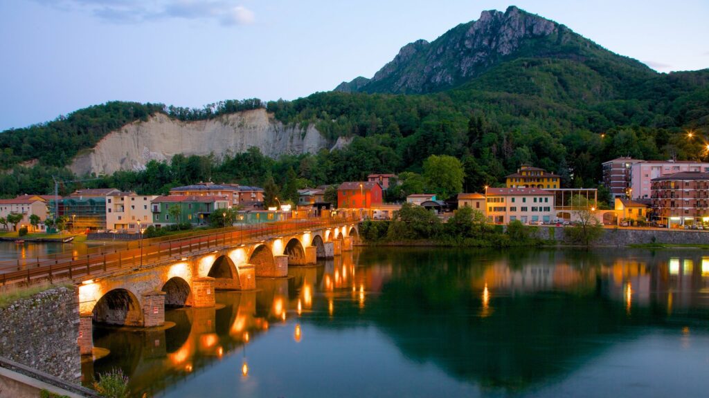 À qui s'adresse le village de Lecco ?
